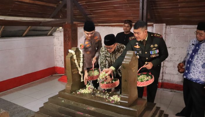 Sambut Hari Jadi ke-498 Kabupaten Indramayu, Kapolres dan Forkopimda Tabur Bunga di Makam Arya Wiralodra