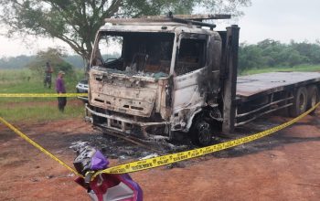 personel polsek tanjung batu dan tim inafis polres ogan ilir lakukan olah tkp penemuan jenazah dalam mobil terbakar 5 Img 20251014 Wa0030