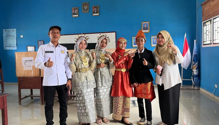 Manifestasi Demokrasi Muda Agustina Najwah Hafizh Memimpin OSIS SMP Negeri 1 Pedamaran