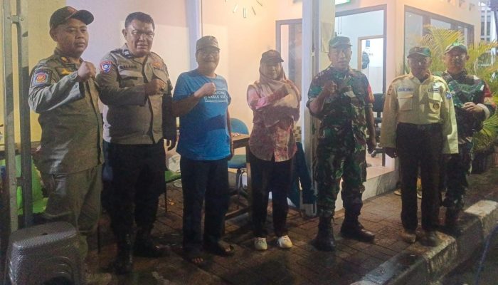Patroli/Siskamling Keliling, Kodim 0505/Jt Dan Komduk Ciptakan Wilayah Cipayung Aman Dan Kondusif.
