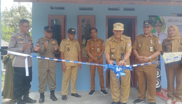 Camat Kawunganten dan Kades Bringkeng Resmikan Bedah Rumah Warga