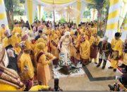 Hj,Hesnidar haris saksikan penganugeraha gelar adat kepada bupati tanjung jabung timur