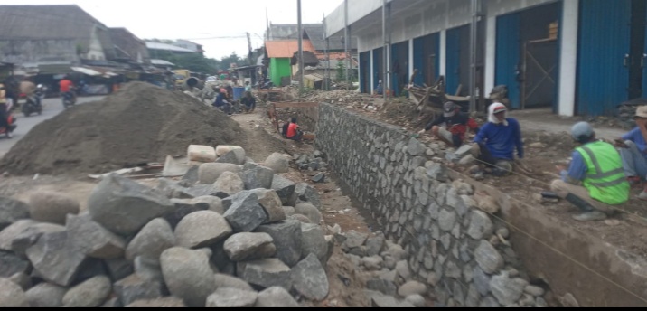 kinerja cemerlang cv bahtra jayatama, drainase pasar margasari dikerjakan berkualitas:patut diapresiasi pupr kabupaten tegal 2 Img 20251027 153615