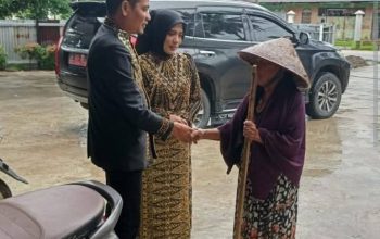 kisah pertemuan tak terduga wabup t. zainal abidin dengan nenek jompo usai upacara hut aceh timur ke-69. 8 Fb Img 1763985207031