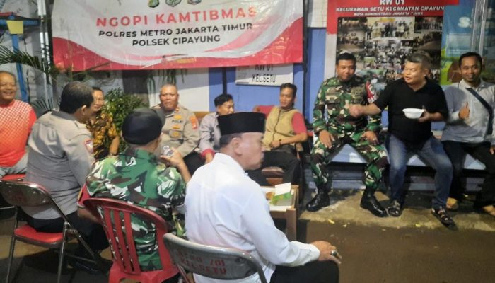 Ciptakan Wilayah yang Aman, Kodim 0505/JT Gelar Patroli Siskamling Bersama Komduk di Setu Cipayung.