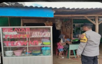 polsek pulau rimau gelar patroli jalan kaki, jaga keamanan di pasar dan tempat keramaian 7 Img 20251117 Wa0064