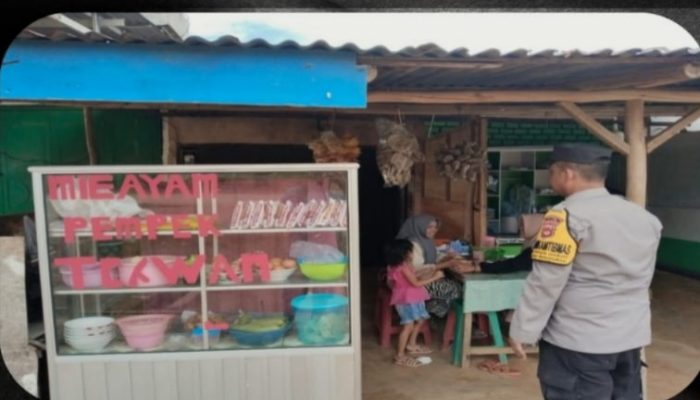 Polsek Pulau Rimau Gelar Patroli Jalan Kaki, Jaga Keamanan di Pasar dan Tempat Keramaian