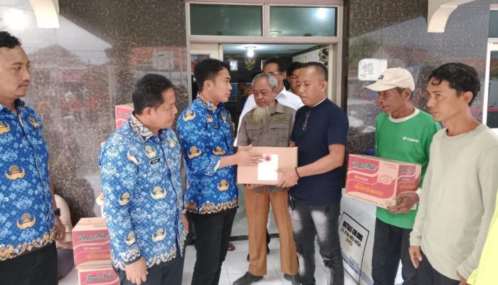 BPBD Kabupaten Cirebon Salurkan Bantuan untuk Warga Terdampak Angin Kencang di Desa Slangit