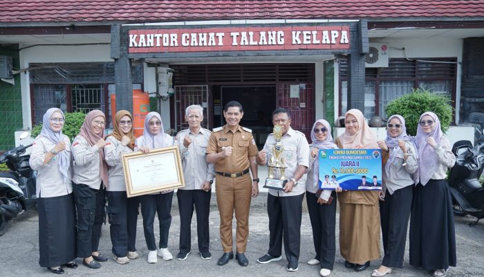 Camat Talang Kelapa, Salinan, S.Sos., MM menerima kunjungan Bumdesma Kelapa Betuah pada Senin (24/11).