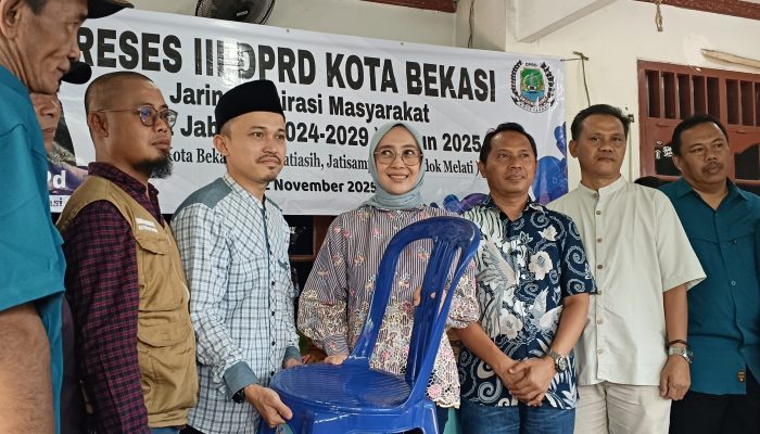 Simbolis Serah terima Kursi Oleh aminah