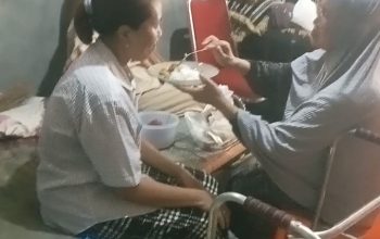 Ketua PPBMI Awaludin Sikumbang dan Rekan Jurnalis Berikan Semangat Untuk Sumarti Istri Ketua JWI Deli Serdang 8 IMG 20251111 162227