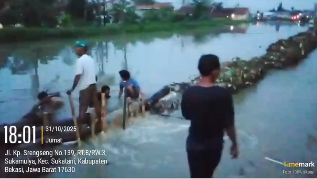 tanggul jebol banjir melanda, warga sukatani tuntut pemkab bekasi atasi persoalan 2 Screenshot 20251101 173155