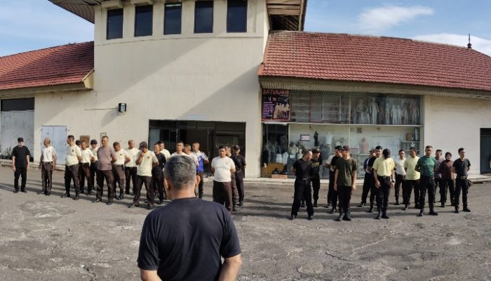 Security Pasar Baru Kota Bandung Gelar Latihan Binsik dan PBB di Area Rooftop