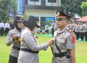 kapolresta cirebon pimpin upacara pengukuhan jabatan kasat dan kapolsek panguragan serta pemberian penghargaan ke anggota berprestasi 20 Img 20251201 Wa0027