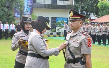 kapolresta cirebon pimpin upacara pengukuhan jabatan kasat dan kapolsek panguragan serta pemberian penghargaan ke anggota berprestasi 9 Img 20251201 Wa0027