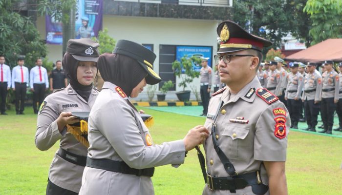 Kapolresta Cirebon Pimpin Upacara Pengukuhan Jabatan Kasat dan Kapolsek Panguragan serta Pemberian Penghargaan ke Anggota Berprestasi