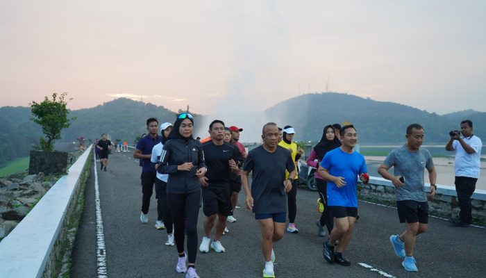 Di Tengah Padatnya Persiapan Nataru, Kapolda Jabar Gelar Lari Pagi Bareng Personel di Purwakarta