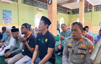 personel polsek kandis dan masyarakat gelar sholat gaib dan doa bersama untuk korban bencana di sejumlah daerah 5 Img 20251205 Wa0043