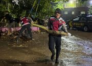 respon cepat polres purwakarta bantu penanganan bencana banjir 10 Img 20251206 Wa0028