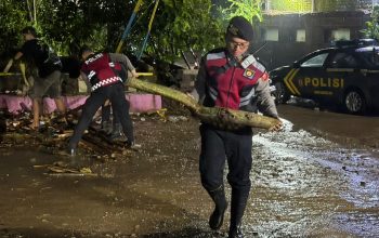 respon cepat polres purwakarta bantu penanganan bencana banjir 4 Img 20251206 Wa0028