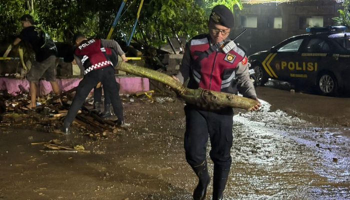 Respon Cepat Polres Purwakarta Bantu Penanganan Bencana Banjir