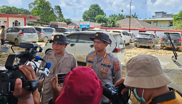 Kapolres Aceh Tamiang Cek Mobil Terdampak Banjir, Bantah Isu Mayat Di Dalam Kendaraan