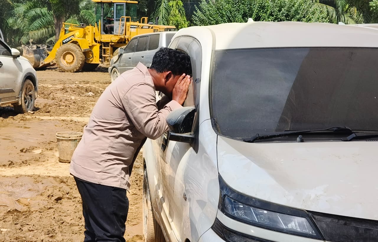 kapolres aceh tamiang cek mobil terdampak banjir, bantah isu mayat di dalam kendaraan 2 Img 20251208 Wa0022