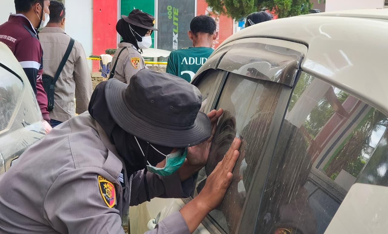 kapolres aceh tamiang cek mobil terdampak banjir, bantah isu mayat di dalam kendaraan 3 Img 20251208 Wa0025