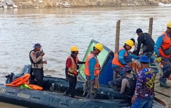 polda acèh gerak cepat, ditpolairud bantu korban banjir di bireuen. 5 Img 20251210 Wa0000
