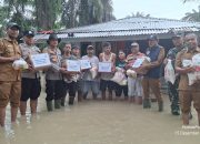 polsek kandis salurkan bansos kepada warga terdampak banjir di desa kampung kandis 10 Img 20251215 Wa0082