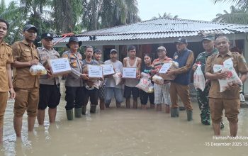polsek kandis salurkan bansos kepada warga terdampak banjir di desa kampung kandis 4 Img 20251215 Wa0082