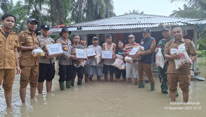 Polsek Kandis Salurkan Bansos Kepada Warga Terdampak Banjir Di Desa Kampung Kandis