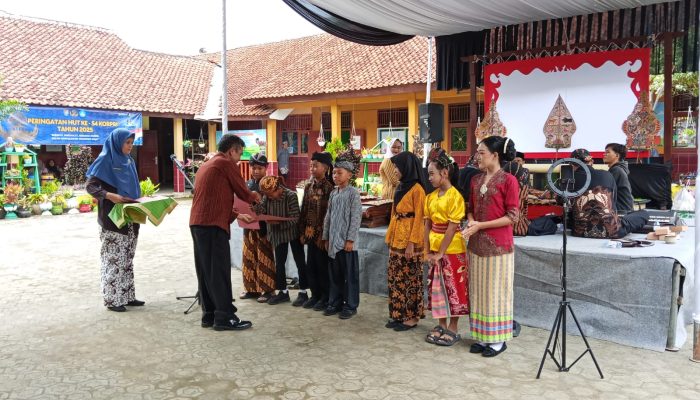 semarak pembagian rapor di sdn kamulyan 01 diwarnai pagelaran budaya, camat turut hadir beri apresiasi 3 Img 20251218 Wa0012 1