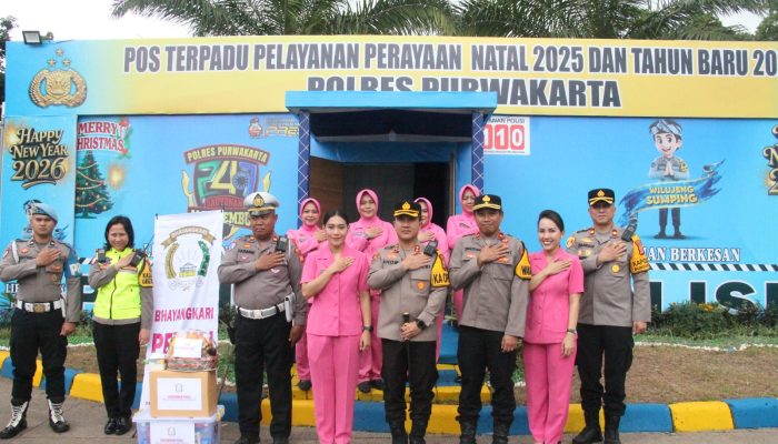 Kapolres Purwakarta Bersama Bhayangkari Gelar Bakti Sosial di Pos Pengamanan Operasi Lilin Lodaya 2025