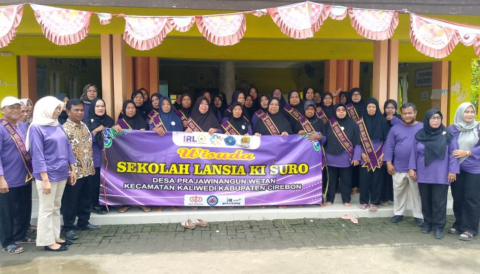 Wisuda Sekolah Lansia Ki Suro Digelar Meriah di Desa Prajawinangun Wetan