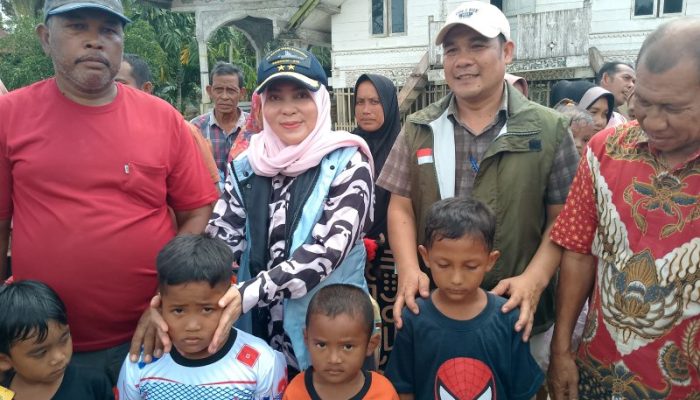 Bunda Salma Didampingi Kacabdin Acèh Utara Salurkan Bantuan untuk Warga Matang Ulim