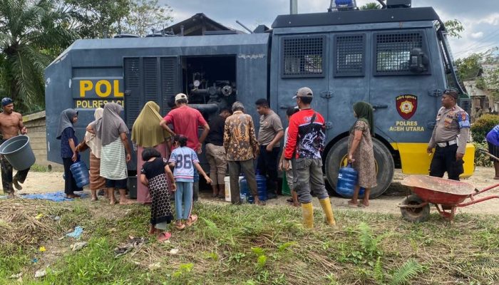 Sat Samapta Polres Aceh Utara Salurkan Air Bersih Ke Sejumlah Gampong Terdampak Banjir