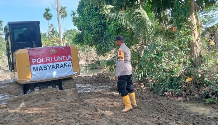 Alat Berat Bantuan Polri Lanjutkan Pembuatan Parit dan Pembukaan Akses Jalan di Langkahan