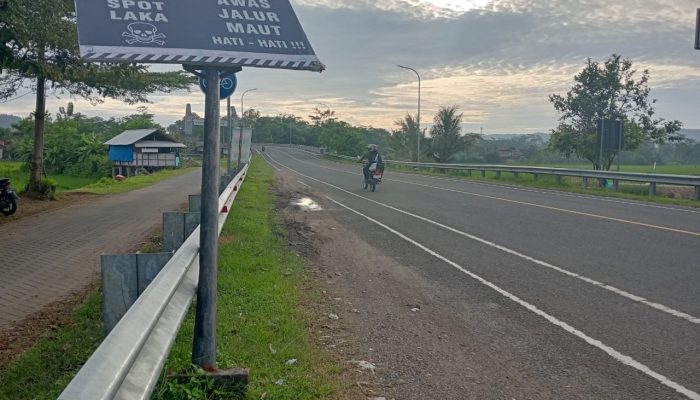 Jalur Lintas Selatan Sirnoboyo Pacitan Kian Mencekam, Papan Black Spot Nyaris Roboh Tanpa Penanganan