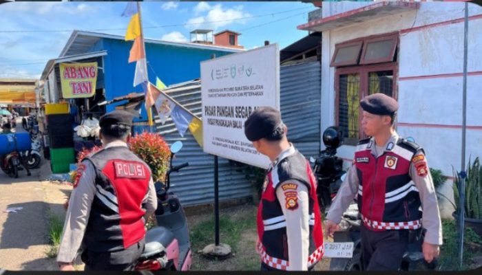 Sat Samapta Polres Banyuasin Gelar Patroli Jalan Kaki di Pasar Pangkalan Balai
