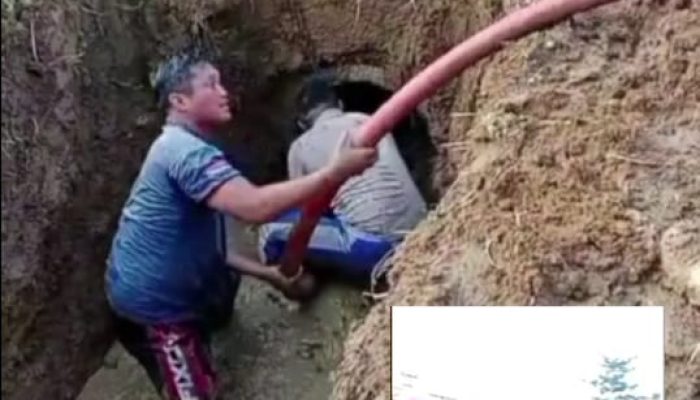Petugas Damkar Rimbo Bujang Lakukan Pembersihan Gorong-Gorong Di Rimbo Ulu