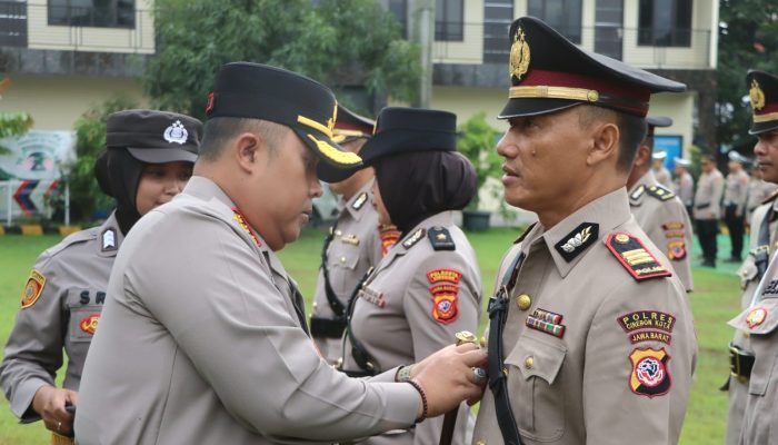 Polresta Cirebon Gelar Sertijab Kabag SDM, Kapolsek Losari, Kapolsek Kaliwedi, Kapolsek Gegesik dan Pengukuhan Kabag Log serta Kapolsek Plered