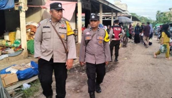 Polsek Muara Padang Gelar Patroli Dialogis Jalan Kaki Untuk Jaga Keamanan Di Pasar Dan Tempat Keramaian