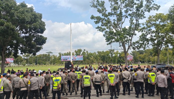 POLRES BANYUASIN GELAR PENGAMANAN DAN MONITORING AKSI MASYARAKAT DI KANTOR BUPATI