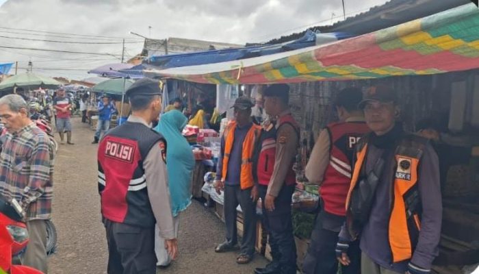 Patroli Jalan Kaki Polres Banyuasin, Wujud Kehadiran dan Pencegahan 3C di Pasar Pangkalan Balai