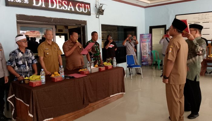 Kuwu Desa Guwa Kidul Supandi Lantik dan Ambil Sumpah Sekdes Baru
