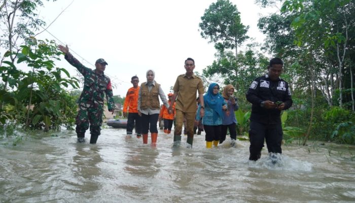 Tinjau Wilayah Terdampak Banjir, Bupati Oki Fokus Pemulihan