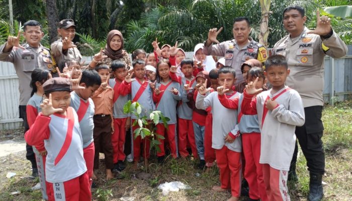 Polsek Kandis Gelar Green Policing di SDN 03 Surya Minang Desa Kampung Kandis Edukasi Lingkungan dan Penanaman Pohon