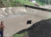 Berkah Banjir Bandang di Danawarih: Warga Nikmati Pasir dari Aliran Sungai