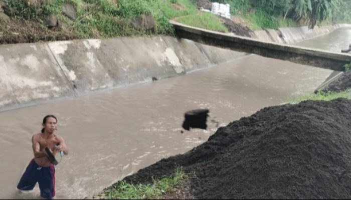 Berkah Banjir Bandang di Danawarih: Warga Nikmati Pasir dari Aliran Sungai